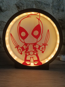 Lampe circulaire 3D lumineuse avec silhouette rouge d'un combattant masqué tenant deux sabres