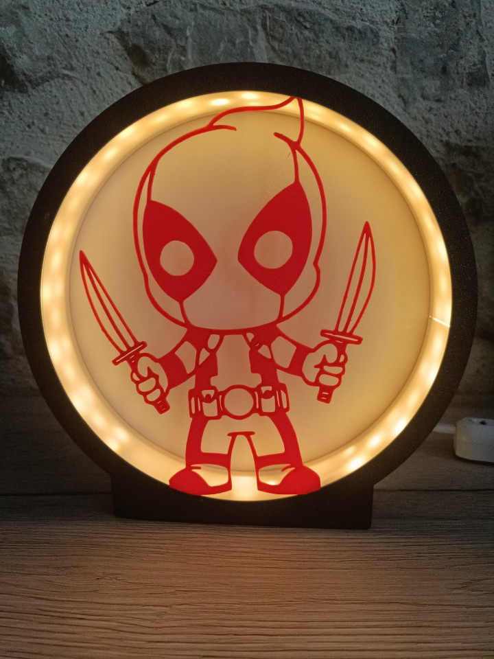 Lampe circulaire 3D lumineuse avec silhouette rouge d'un combattant masqué tenant deux sabres