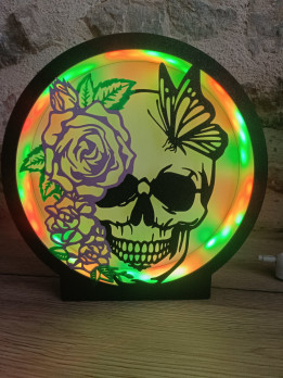 Veilleuse circulaire lumineuse avec crâne, rose et papillon rétroéclairés par des LED multicolores
