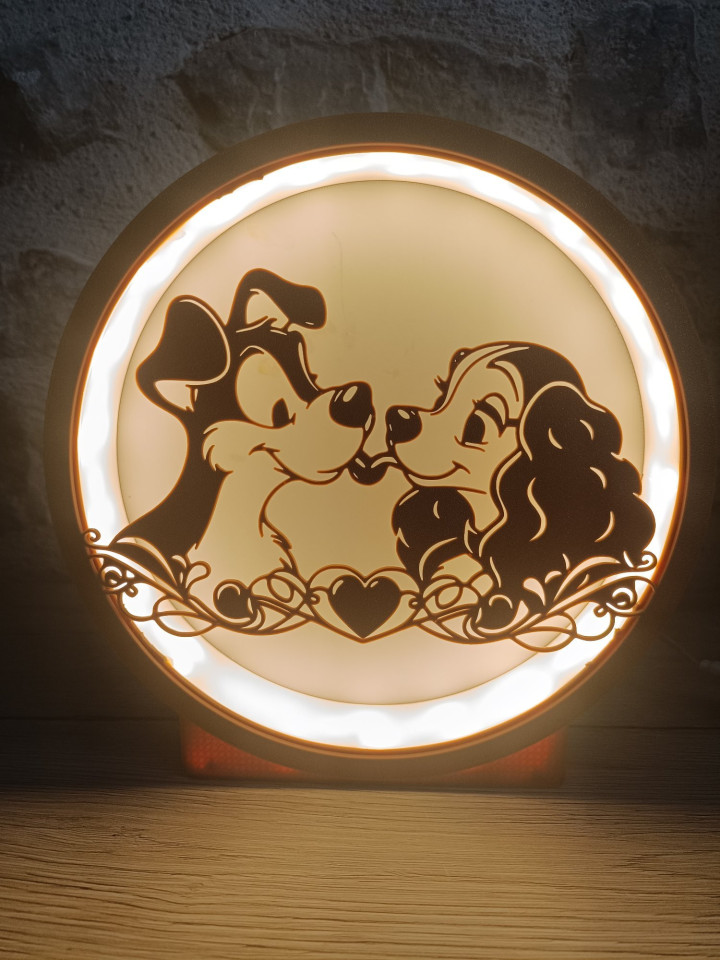 Veilleuse ronde lumineuse illustrant deux chiens amoureux avec un cœur