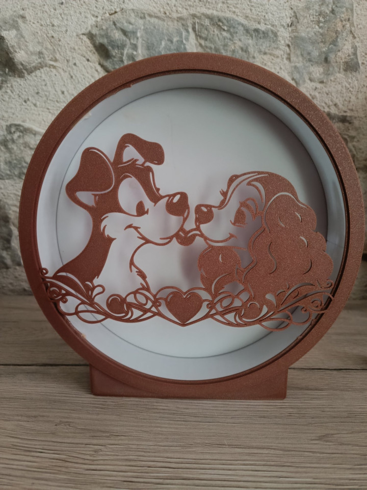 Veilleuse ronde lumineuse illustrant deux chiens amoureux avec un cœur