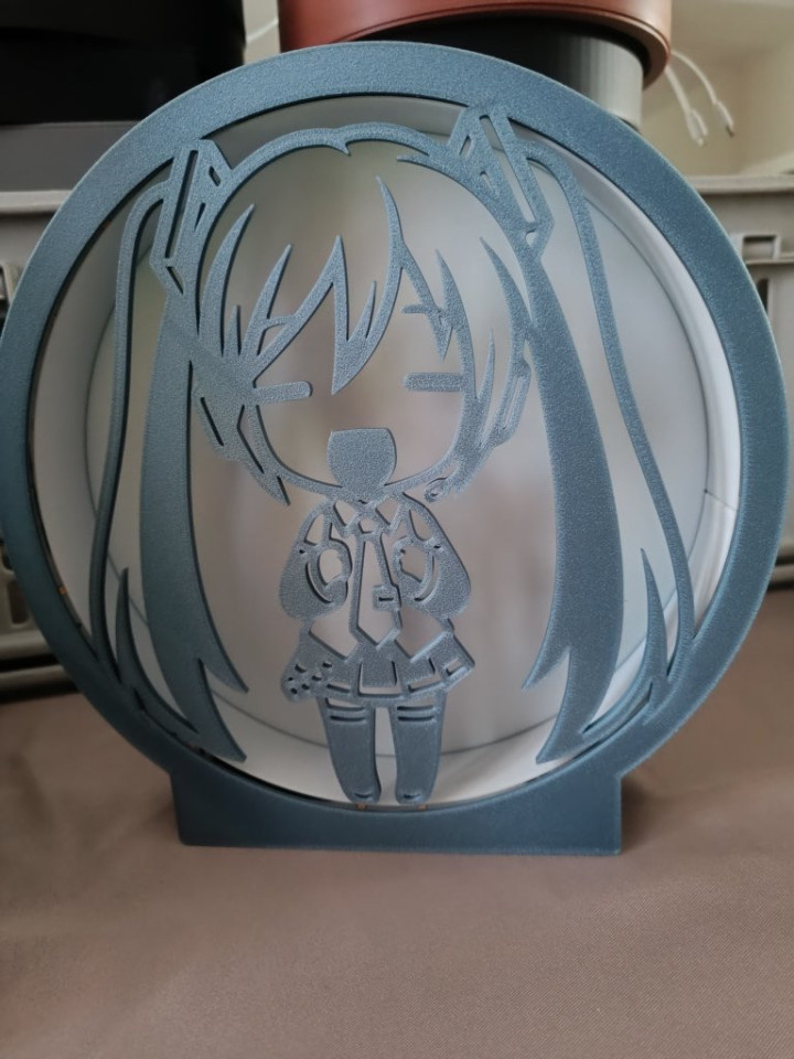 Veilleuse ronde rétroéclairée avec silhouette de personnage manga chibi aux longues couettes