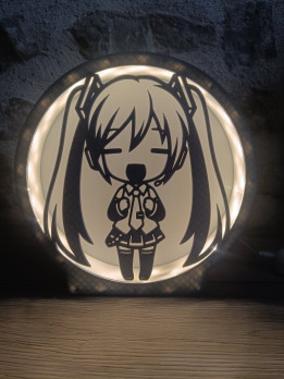 Veilleuse ronde rétroéclairée avec silhouette de personnage manga chibi aux longues couettes