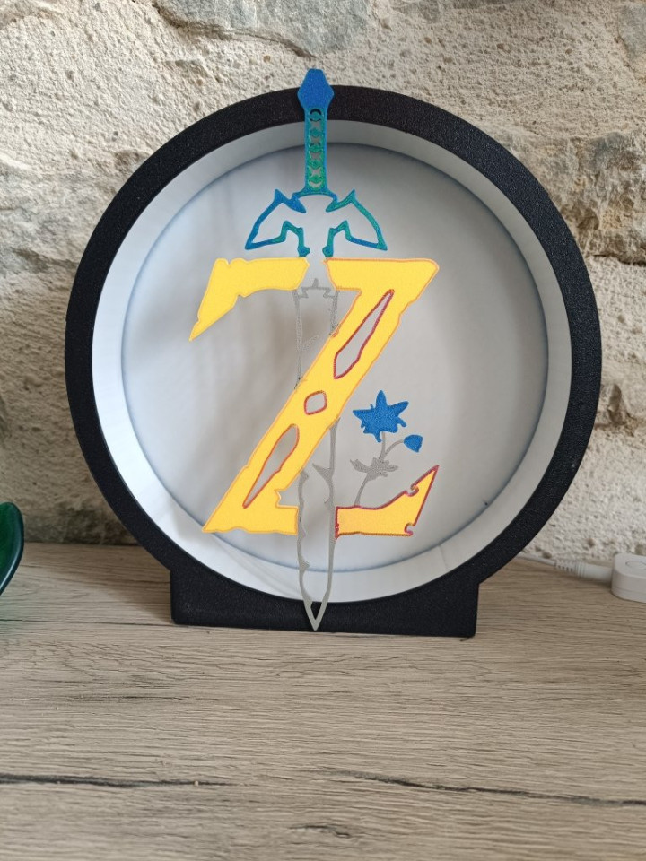 Lampe circulaire LED imprimée en 3D ornée d'une épée, d'une lettre dorée et d'une fleur bleue