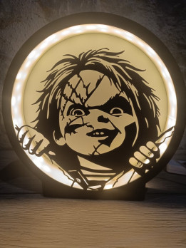 Lampe circulaire lumineuse en impression 3D avec silhouette de poupée balafrée tenant une lame