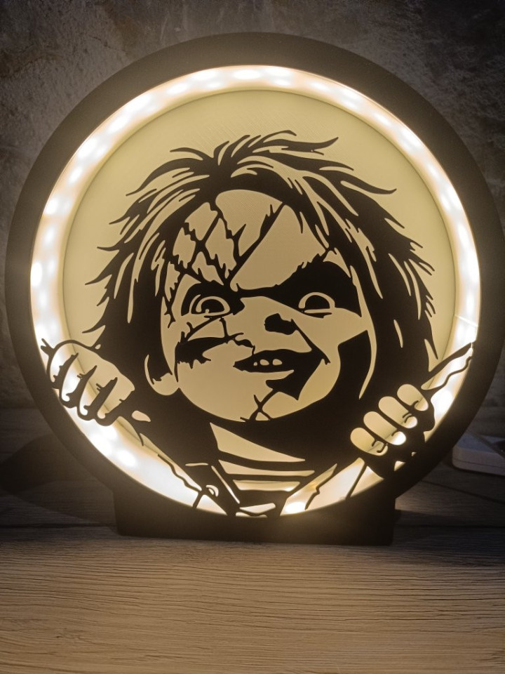Lampe circulaire lumineuse en impression 3D avec silhouette de poupée balafrée tenant une lame