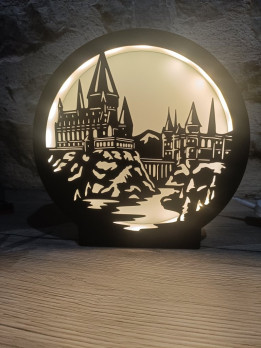 Veilleuse circulaire noire rétroéclairée avec silhouette de château fantastique