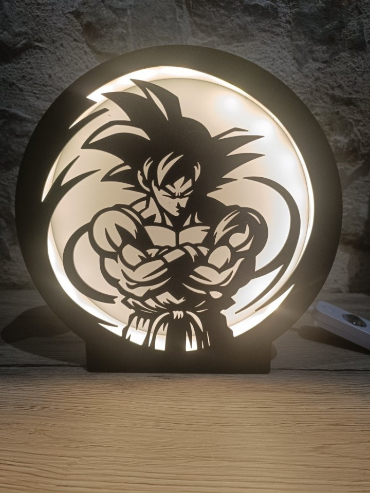 Lampe veilleuse circulaire noire rétroéclairée avec silhouette découpée de guerrier musclé aux cheveux hérissés