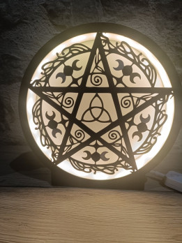 Lampe circulaire noire allumée avec silhouette de pentagramme, triquetra et croissants de lune