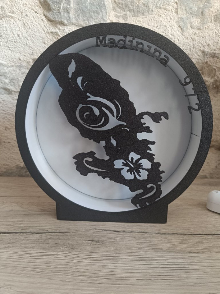 Lampe ronde noire avec silhouette ajourée de l'île Madinina 972 et motif fleur
