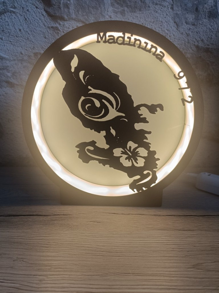 Lampe ronde noire avec silhouette ajourée de l'île Madinina 972 et motif fleur