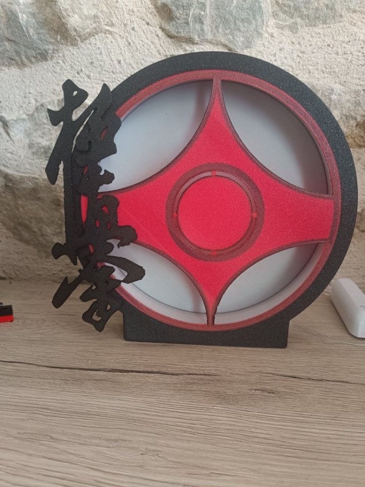 Lampe ronde noire avec silhouette ajourée de l'île Madinina 972 et motif fleur
