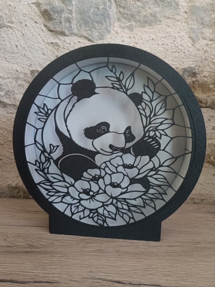 Lampe circulaire noire imprimée en 3D représentant un panda et des fleurs avec éclairage LED multicolore