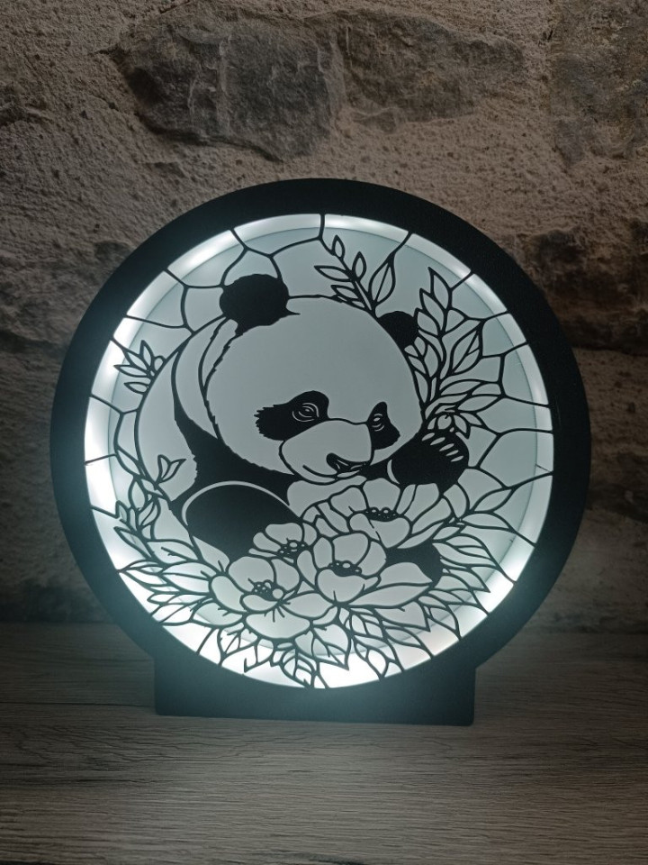 Lampe circulaire noire imprimée en 3D représentant un panda et des fleurs avec éclairage LED multicolore