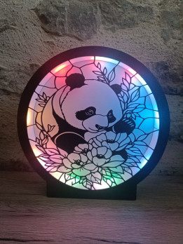 Lampe circulaire noire imprimée en 3D représentant un panda et des fleurs avec éclairage LED multicolore