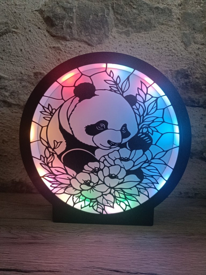Lampe circulaire noire imprimée en 3D représentant un panda et des fleurs avec éclairage LED multicolore