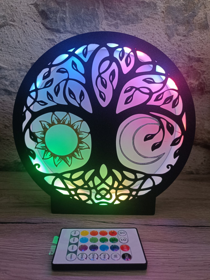 Lampe veilleuse circulaire noire motif arbre de vie soleil lune allumée avec sa télécommande